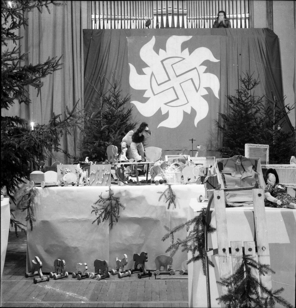 Handwerkerausstellung in der Festhalle, ca. 1942. Das Spielzeug wurde Weihnachten im Rahmen des Winterhilfswerk an Bedürftige verteilt.