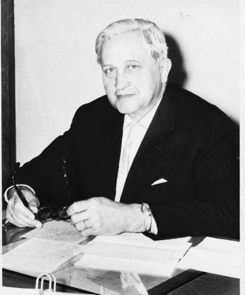 Hermann Hülser, Oberbürgermeister der Stadt Viersen von 1946 - 1966 an seinem  Schreibtisch.