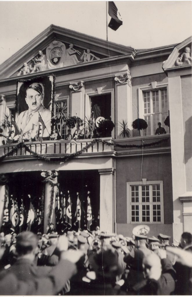 Kundgebung in der Nazizeit ca. 1938 auf dem Festhallenplatz mit monumentalem Hitlerbild auf dem Balkon der Festhalle. Von Walter Woters zur Verfügung getellt.