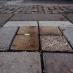 Das Bild zeigt Stolpersteine in Süchteln als Erinnerung an deportierte Menschen jüdischen Glaubens.