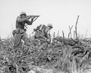 Soldaten im Schlachtfeld des Zweiten Weltkrieges